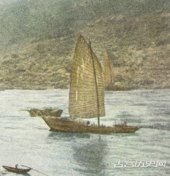 长江上行进的帆船。