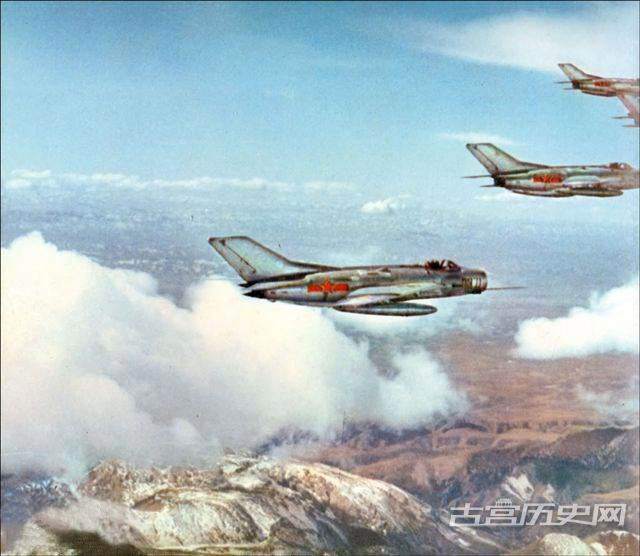 1970年代解放军空军战士苦练歼6追击B52。