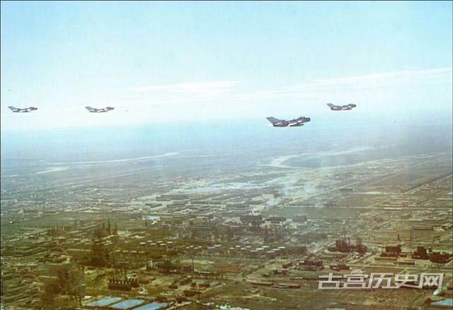 1970年代解放军空军战士苦练歼6追击B52。
