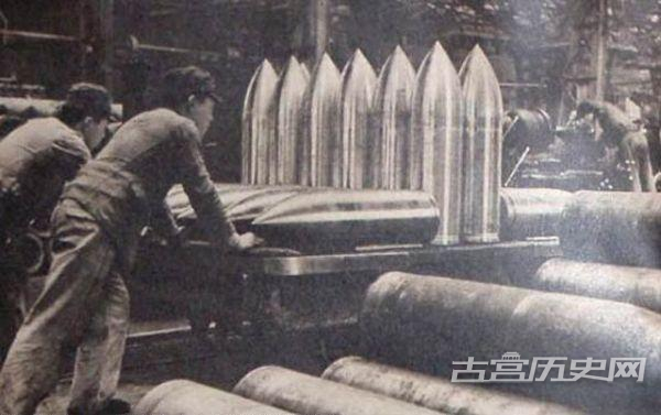 日军兵工厂里刚刚出产的炮弹。