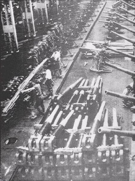 正在日军兵工厂里生产的大量火炮。