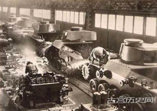 日本兵工厂里繁忙的坦克生产线。