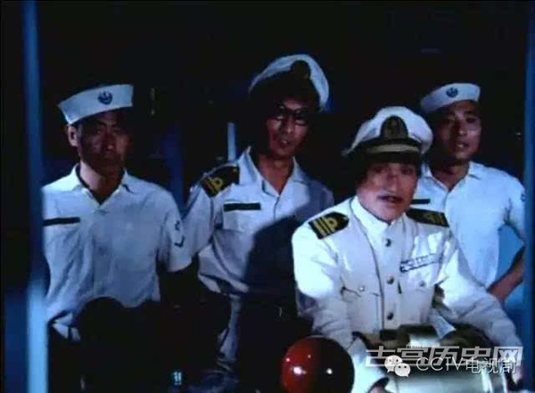 有意思的是，陈佩斯（右一）也在片中打酱油，饰演南越敌舰水兵。
