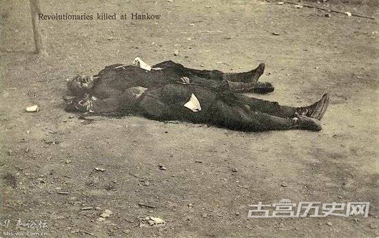 英文注释：在汉口被杀的革命者。（只有这一张图片的用词是“革命者”，前两张分别是“抢劫者”和“造反者”）