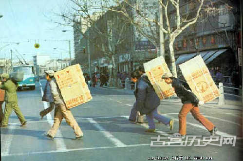 1988年3月，“价格闯关”首先在上海开始，很快蔓延至全国范围，进而演变成疯狂的抢购风。“从冰箱、彩电、洗衣机这三大件开始，盐、肥皂、毛线、卫生纸，大家基本上是见啥买啥，就怕今天不买明天涨价。”一位亲历者说。