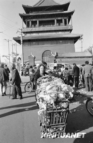1988年11月12日，北京市民在一个昼夜营业的冬贮白菜销售点排队购买白菜。