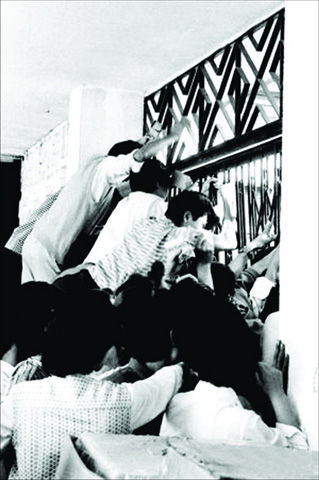 1988年9月，武汉，人们已顾不上排队，手拿大把人民币疯狂抢购黄金首饰。