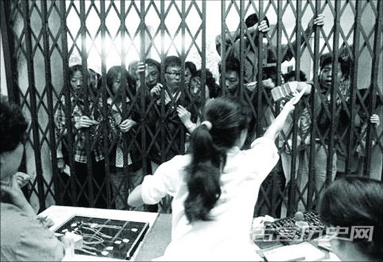 1988年9月10日，武汉青山友谊商店，人们隔着铁栅栏抢购黄金首饰。