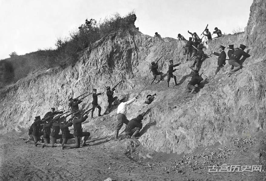 1904-1905年清军新军攻守演习情景。