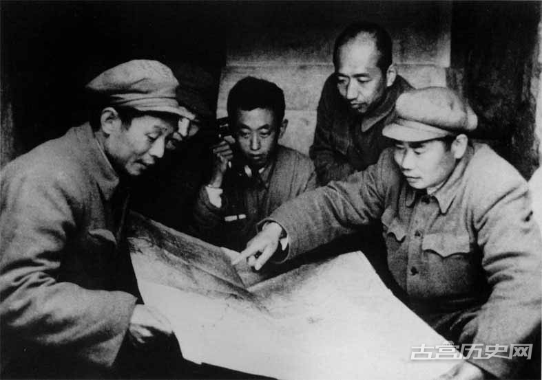 第19兵团司令员杨得志（右实）和政治委员李志民（左）指挥强渡临津江战斗。突破临津江后，志愿军迅猛追击攻占汉城。