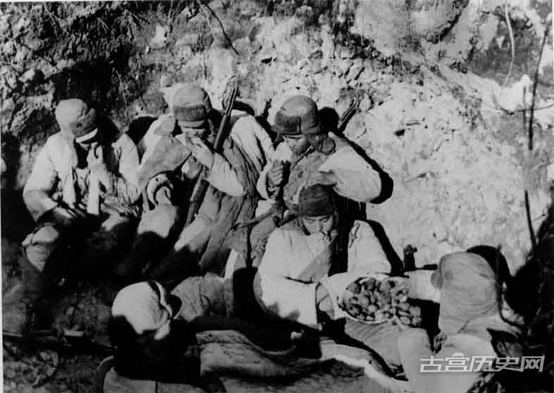 志愿军战士以土豆充饥，坚守阵地。