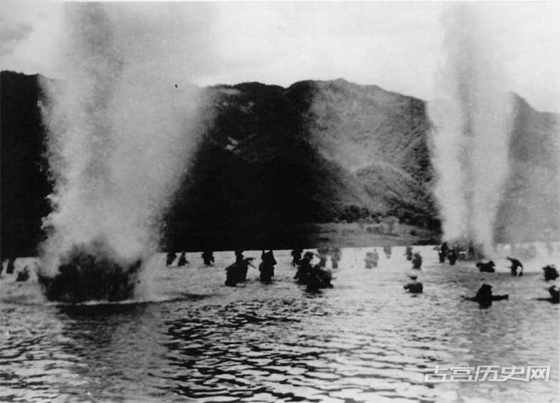 1951年4月22日晚志愿军某部在炮火掩护下突破了“联合国军” 临津江防线。