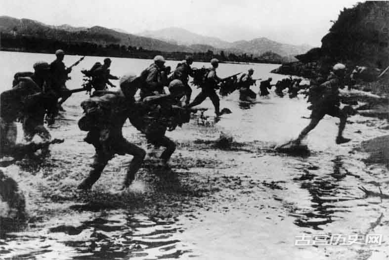 志愿军指战员涉水强渡昭阳江（汉江北支流）向“联合国军”发起进攻。