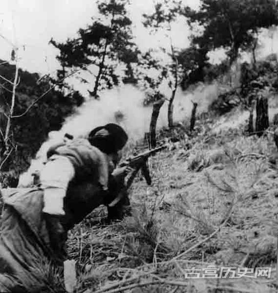 志愿军战士在汉江北岸祝灵山战斗中英勇作战。