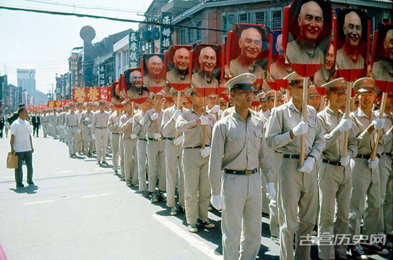 这是一组驻台美军士兵拍摄的1965、1966年台湾双十节阅兵的照片。图为965年台湾当局的双十节阅兵典礼，参阅队伍高举蒋介石的画像。