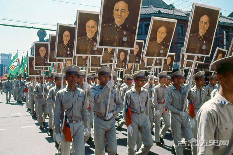 彼时的台湾正处于“戒严”状态，游行队伍举着蒋介石的画像走过检阅场，让人感受到了当时独裁的气氛。图为参阅队伍高举蒋介石的画像。