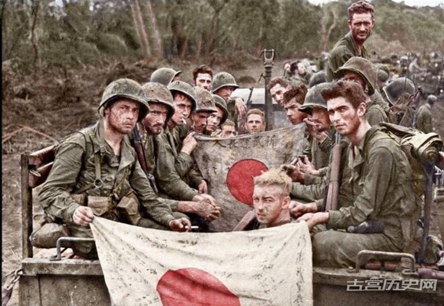 这也是美军打的十分惨烈的战场，面对丧心病狂穷凶极恶的日军，美军每前进一米都要付出鲜血。图为被美军缴获的日军旗帜，这在当时可是抢手货，多用于带回家作为纪念。