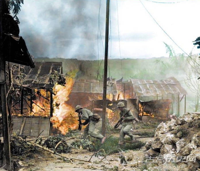 美军冲入日军村落。不少日本平民也成了战争牺牲品，或是被迫发动自杀袭击或是选择直接自杀。