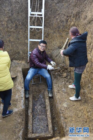 湖北沙洋县余湾墓地考古发掘出土兵器、陶器等珍贵文物90余件