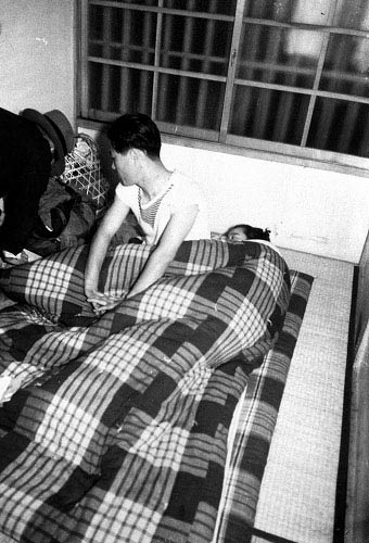 1949年，旅馆里的妓女和嫖客。
