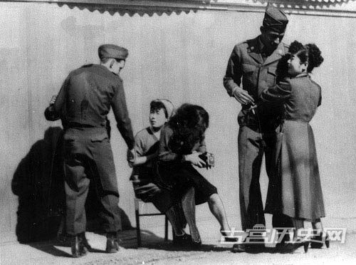 1953年，妓女在街头招呼美国大兵。