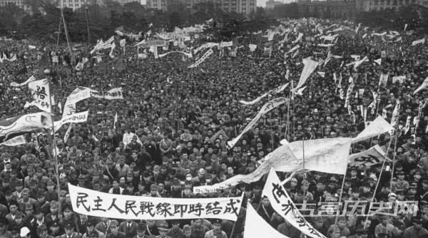 1946年的东京五一国际劳动节集会上，50万人举行大会，要求“实时成立民主人民战线”，并采纳了“反对保守政权，实时成立人民民主政府”。