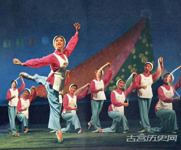 舞蹈《纺织女工》（北京维尼纶厂业余宣传队演出）。