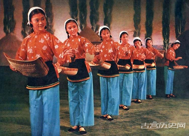 舞蹈《喜晒战备粮》（北京市大兴县业余宣传队演出）。