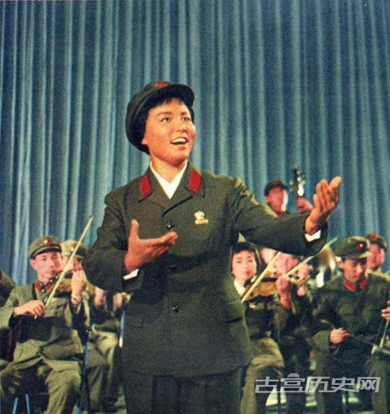 女声独唱《想起党眼明心亮》—革命现代京剧《海港》选段（中国人民解放军铁道兵政治部宣传队康狄芬演唱）。