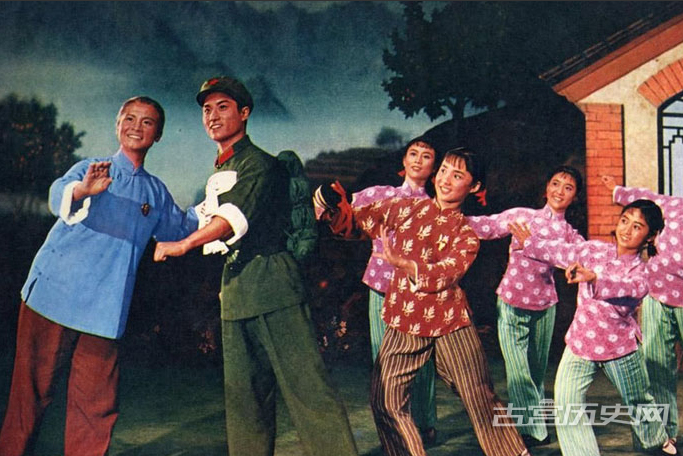 小舞蹈《鱼水情》（中国人民解放军铁道兵政治部宣传队演出）。