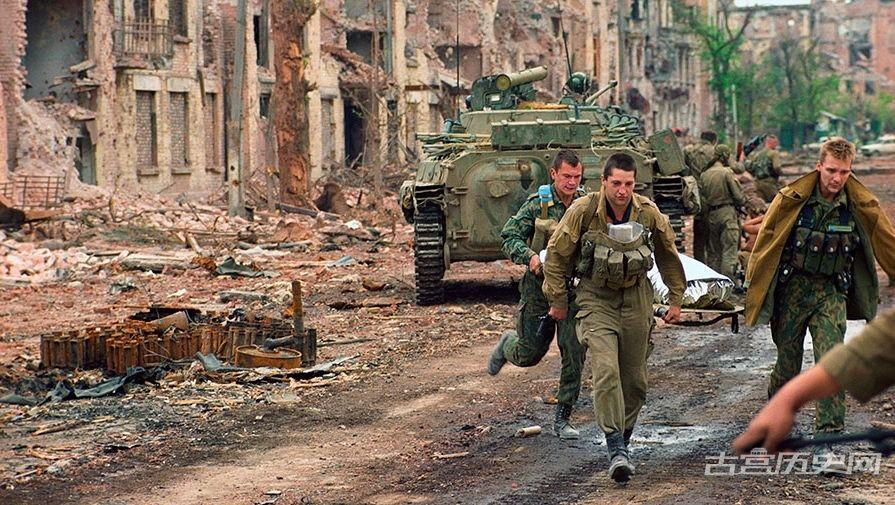 20年前，1996年8月6日，叶利钦就职三天后，车臣武装再次攻入格罗兹尼。