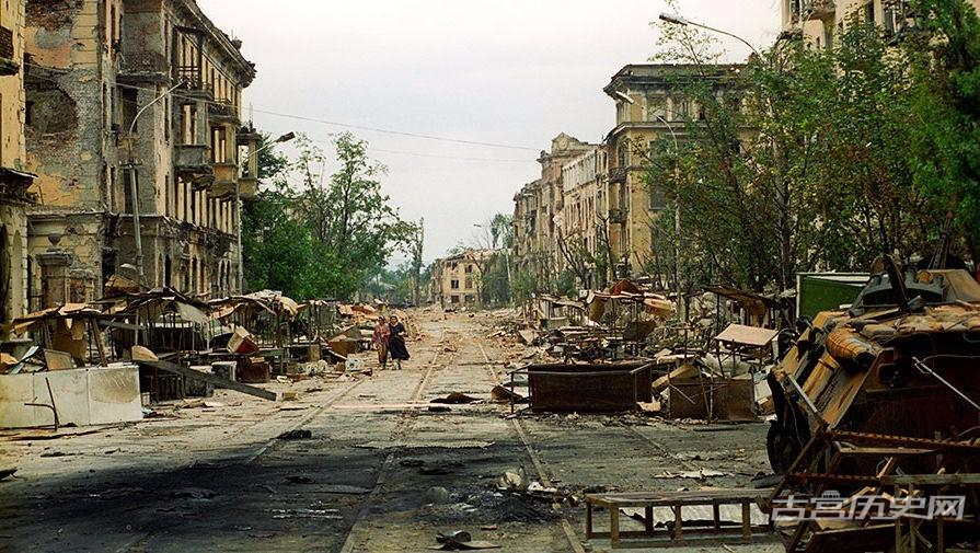 两天后，俄军组织了装甲纵队解救被围困的军营，这些装甲纵队重演了1995年1月1日的那一幕，他们遭到车臣武装的伏击，被RPG-7火箭筒打得血肉横飞。