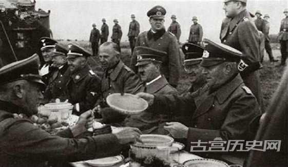 元首同志和前线的官兵一起，正在吃着自己丰盛的晚餐呢！
