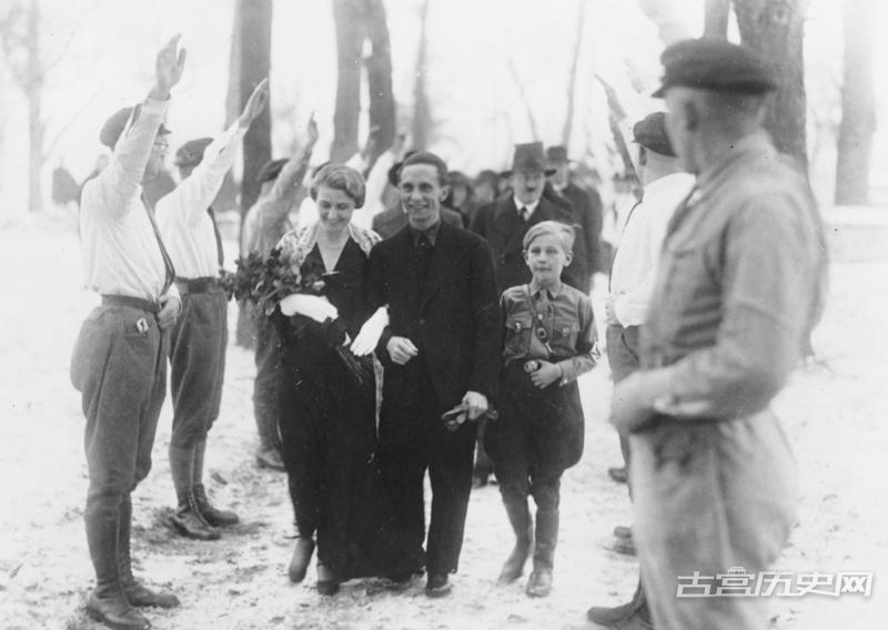1931年12月19日，戈培尔和玛格塔·克邦特结婚。希特勒是他的伴郎，身着风衣和头戴礼帽。