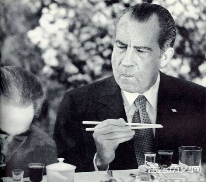 1972年，美国总统尼克松访问中国，在宴会上偷看周恩来如何使用筷子。
