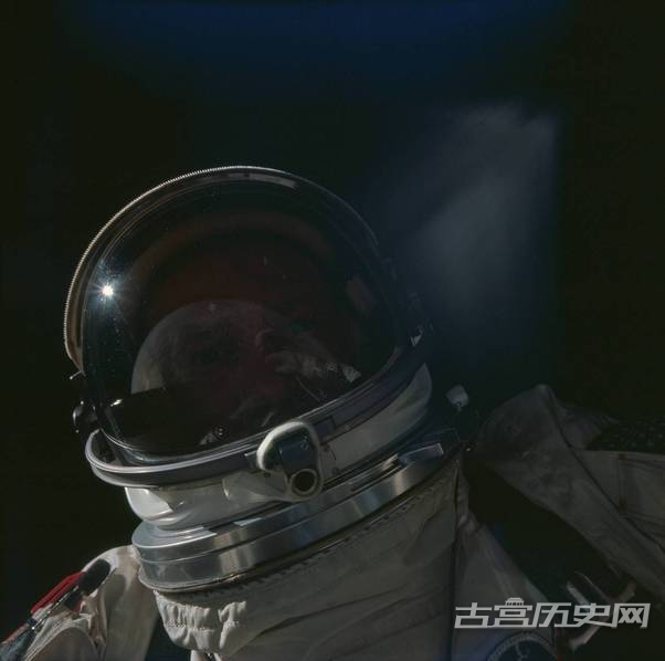1966年，美国宇航员巴兹·奥尔德林（Buzz Aldrin）在外太空自拍。