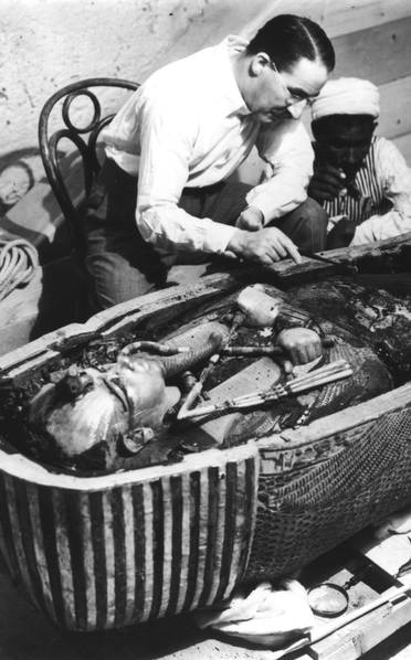 1923年，英国考古学家霍华德·卡特打开图坦卡蒙石棺。