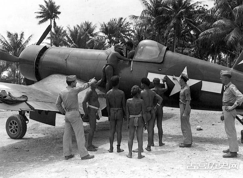 1943年，太平洋某处原住民参观美国F4U海盗式战斗机。
