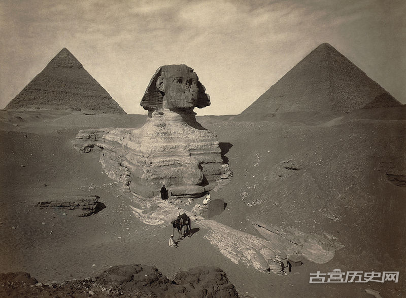 19世纪20、30年代，部分发掘的狮身人面像。在吉萨金字塔群被遗弃之后，黄沙曾埋到了狮身人面像的肩部