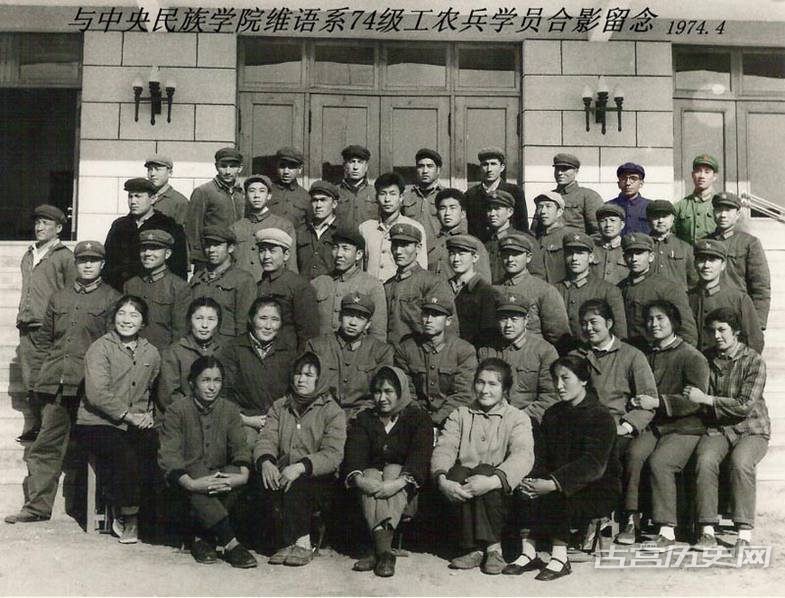 这是一组描述1960、70年代末，毛泽东时代工农兵大学生生活状况的老照片。“工农兵大学生”（又称“工农兵学员”），特指在文革期间进入高校学习的学生群体。1968年9月，为了贯彻“七二一指示”。上海机床厂创办了“七二一工人大学”，规定学制为两年，学员毕业后仍回厂工作。图为欢送工农兵上大学。