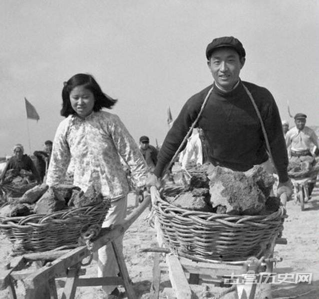 1950年代，适逢共和国刚刚成立，中国女性的自我解放意识开始觉醒，“恋爱自由婚姻自主”的新恋爱观冲击和荡涤了统治中国千百年的“父母之命媒妁之言”式的传统婚恋模式。图为就让我们通过这一组五十年代的老照片，一起看看那个时代那些单纯热情的小夫妻吧！