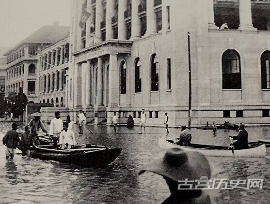85年前武汉大水 市民菜照买车照跑