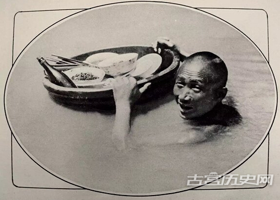 85年前武汉大水 市民菜照买车照跑