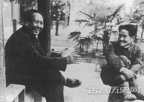 1949年与毛岸英在香山双清别墅。