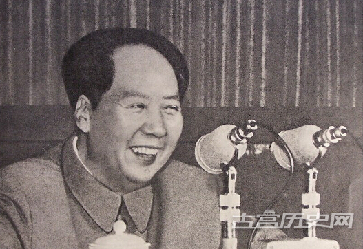 1958年，毛泽东在安徽工厂视察。