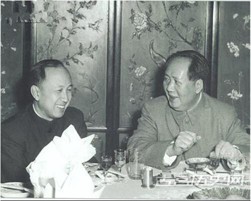 1958年，毛泽东八大二次会议上。