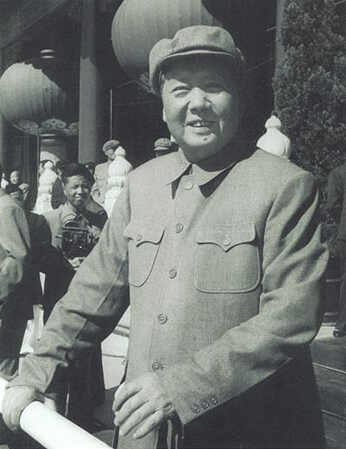 毛泽东在天安门城楼。