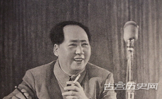 1955年，毛泽东在全国代表会议上。
