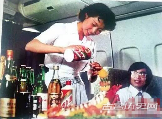 1980年的飞机上，乘务员在进行客舱服务，茅台！
