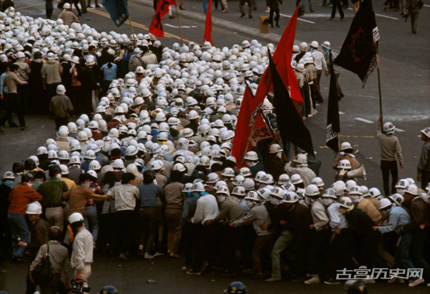 1971年东京民众抗议修建成田机场